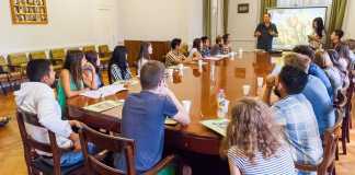 Presentación en sala de consejo para estudiantes extranjeros en la FAUBA.