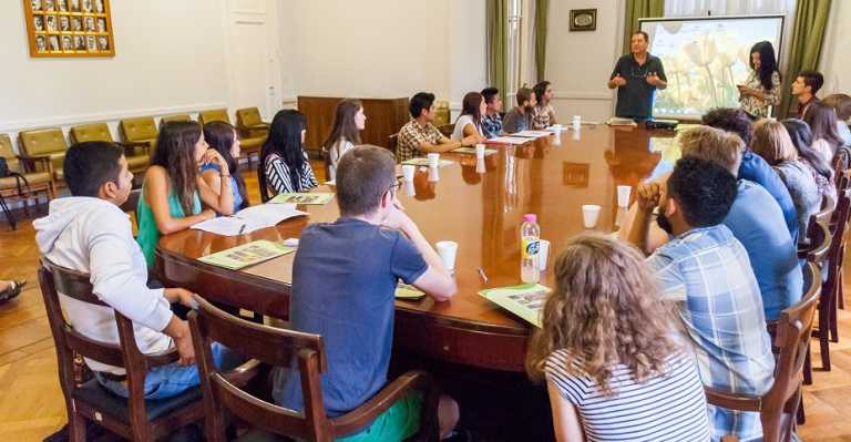 Presentación en sala de consejo para estudiantes extranjeros en la FAUBA.