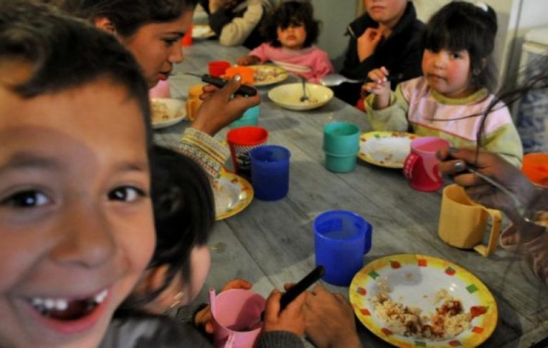 Más del 30% de los chicos argentinos asisten regularmente a un comedor comunitario