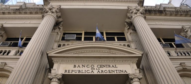 El BCRA obligará a los bancos a ofrecer una tasa mínima de 26,6% para todos los plazos fijos