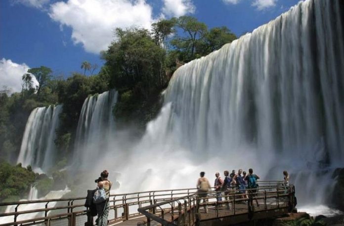 Cataratas del Iguazú y otros destinos nacionales se verán beneficiados por la suba del dólar.