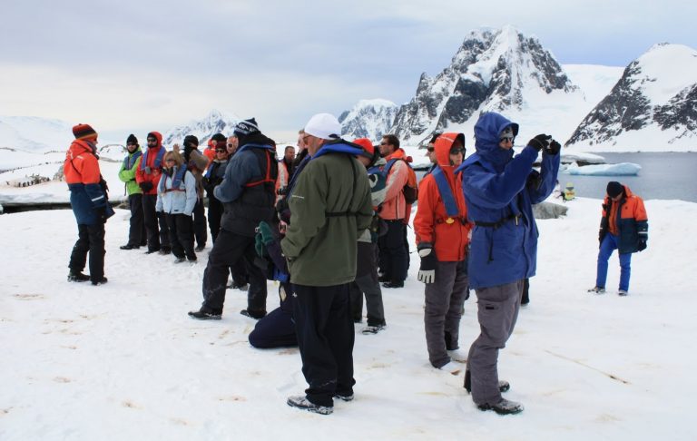Cada vez más turistas llegan hasta las tierras de la Antartida.