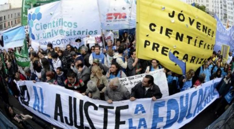 CONICET, INTI, INTA,… : los salarios en instituciones claves de la ciencia argentina en el nivel más bajo desde 2002