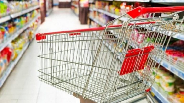 El consumo sigue bajando: cayó en los shoppings 22,9%; en supermercados 12,6%