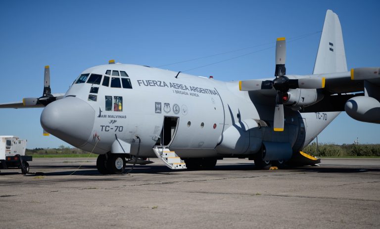 Un avión militar modernizado por técnicos aeronáuticos argentinos