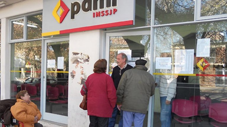 Laboratorios y farmacias intiman a PAMI: en 60 días suspenderán medicamentos