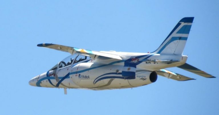 La fábrica militar de aviones entrega tres Pampa III a la Fuerza Aérea