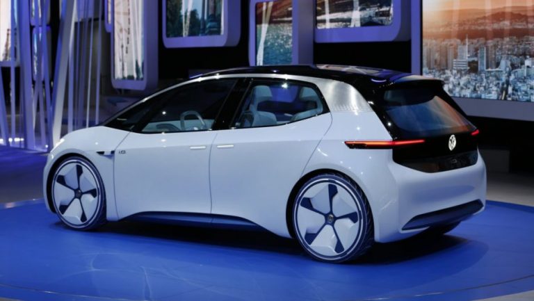Volkswagen decide fabricar autos eléctricos baratos