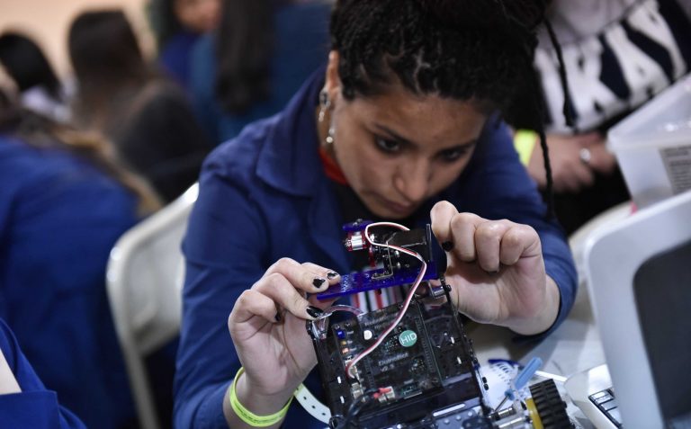 Escuelas técnicas: solo el 32,5% de los alumnos del país son mujeres