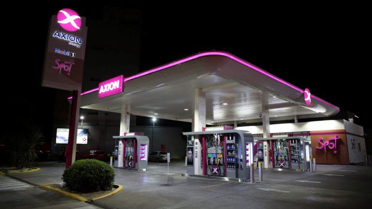 Después de las subas, Axion baja los precios de sus combustibles en 3,2%