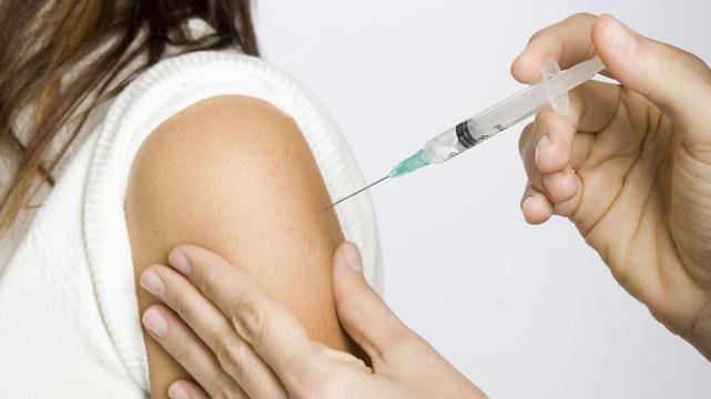 Las pruebas de la vacuna de Oxford fueron suspendidas por un caso de mielitis transversa