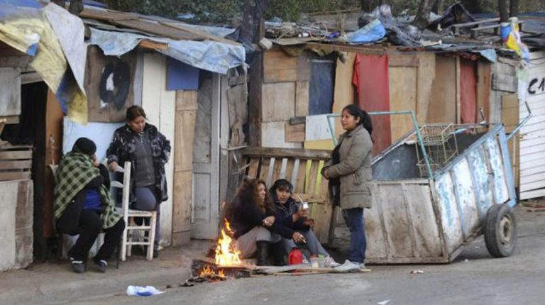 Un tercio de los argentinos vive en la pobreza, según la U.C.A.