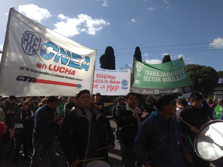 Protesta por despidos en CONUAR, y en defensa del sector nuclear argentino