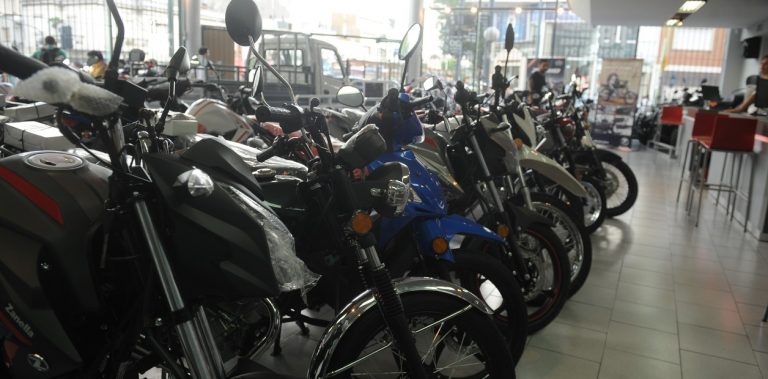 La venta de autos y de motos cayó en enero a cerca de la mitad