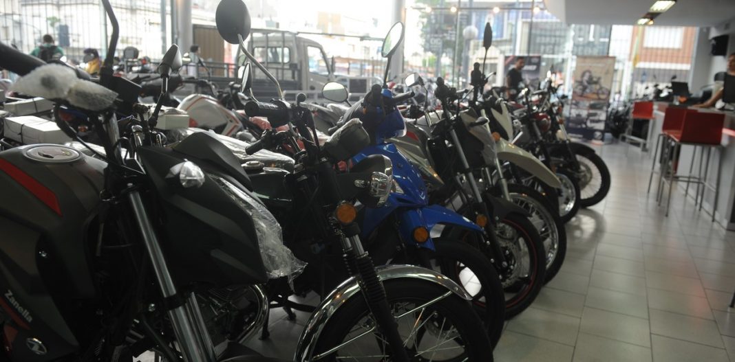 La venta de autos y de motos cayó en enero a cerca de la