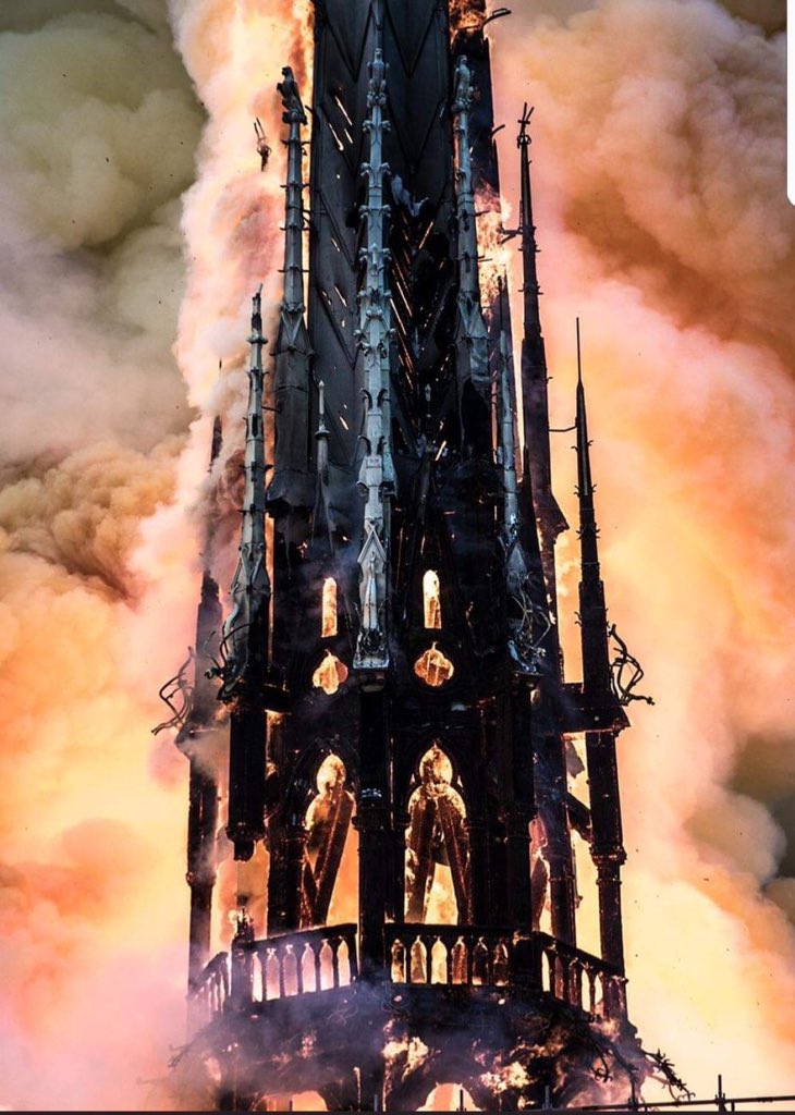 Ardió Notre Dame. Será reconstruida