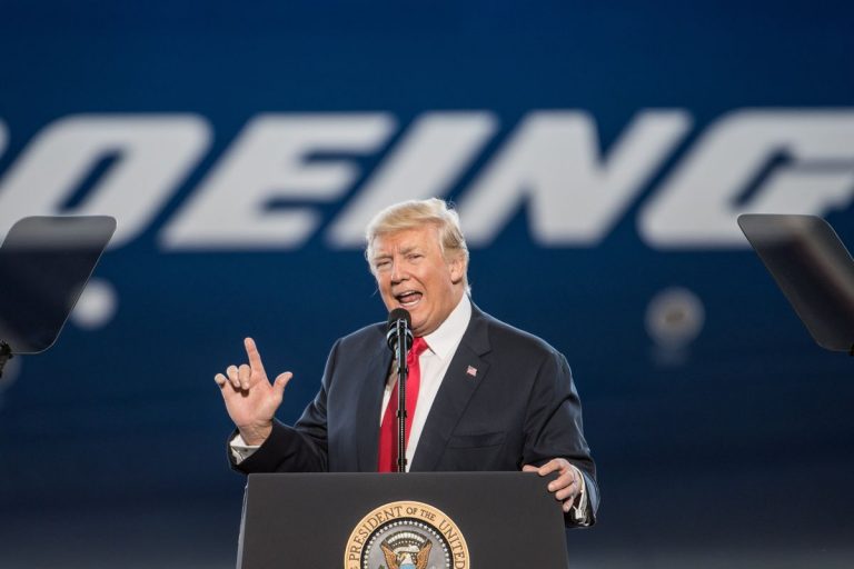 Trump le sugiere «rebranding» a Boeing