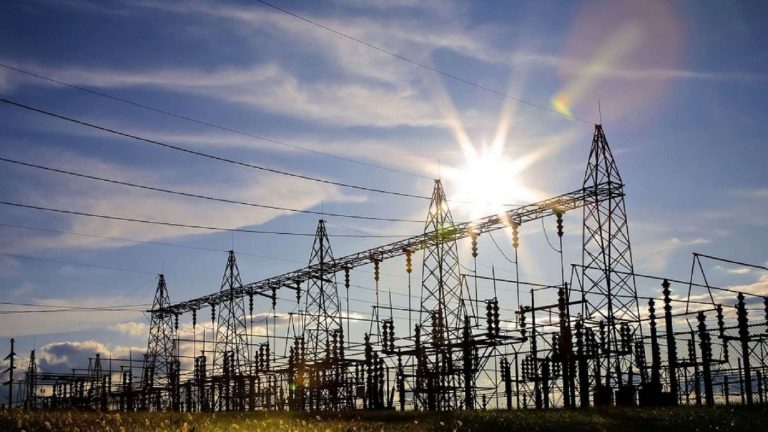 El gobierno contrata a una consultora estadounidense para rediseñar el mercado eléctrico