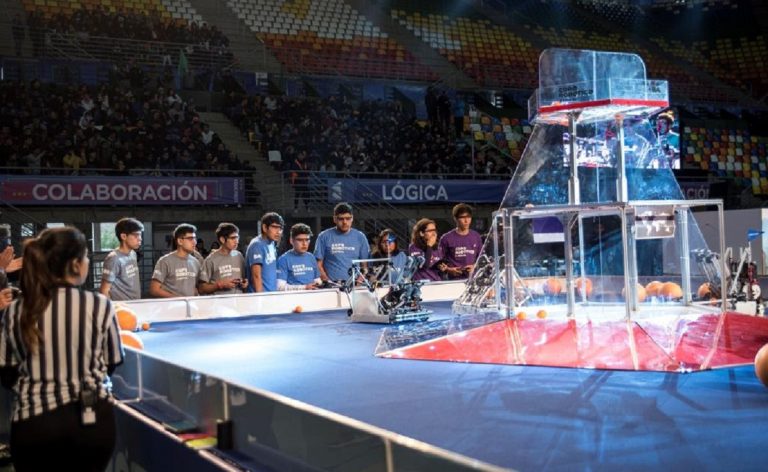 Estudiantes argentinos compiten con el robot «Julito» en el Mundial de Robótica de Dubai