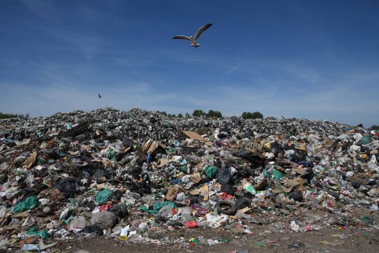 El decreto que permite importar basura plástica debe ser derogado