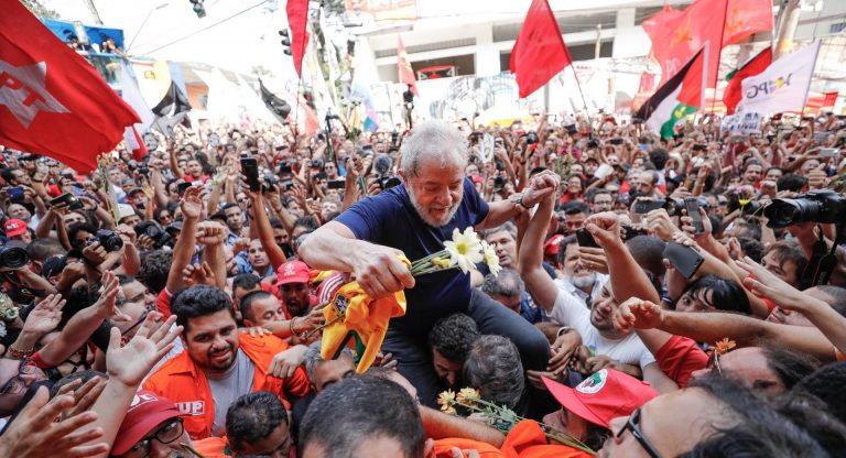 Lula quedó en libertad y miles de simpatizantes lo aplaudieron a su salida de la cárcel de Curitiba