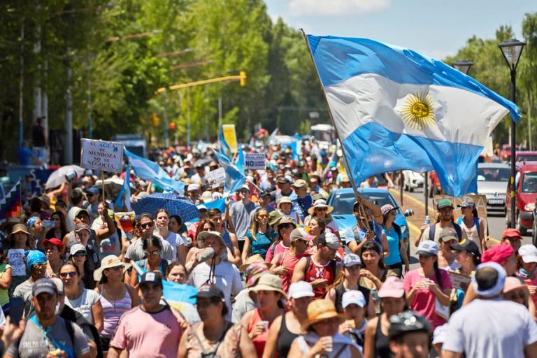 Masiva marcha en Mendoza contra las reformas a la Ley de Minería