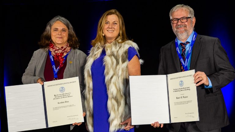 La meteoróloga Carolina Vera fue distinguida con un premio de la American Meteorological Society