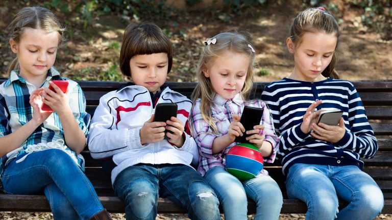 Argentina, donde los niños acceden más pronto al celular