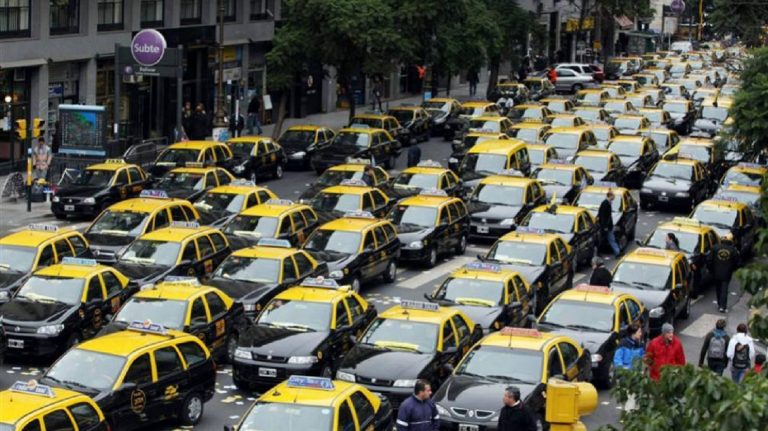 Uber vs Taxis: los cambios en el negocio del transporte urbano