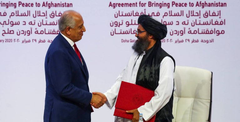 EE.UU. y los talibanes firman la paz. Pero sigue la guerra civil en Afganistan