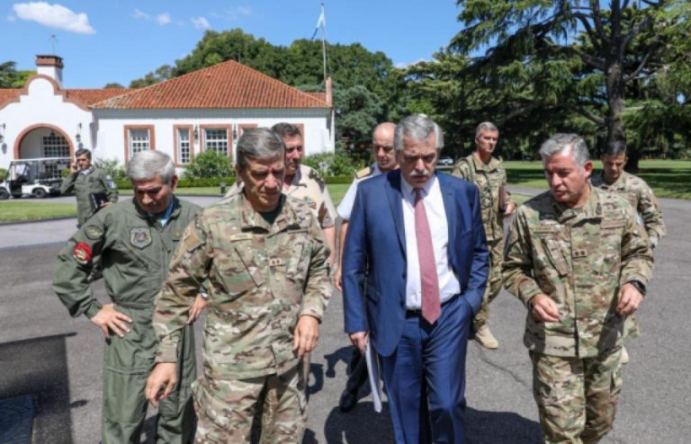 El Presidente Alberto Fernández supervisa la participación militar en la lucha contra el coronavirus