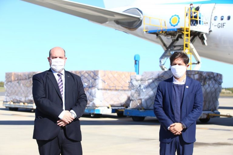 El gobernador de Buenos Aires y el presidente de Aerolíneas recibieron al avión que regresa de China con insumos médicos