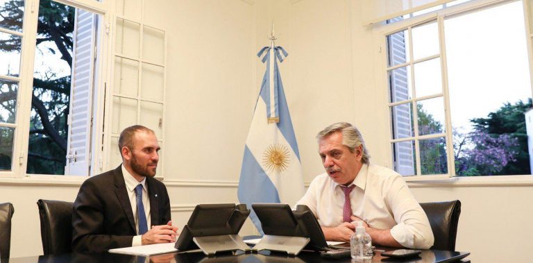 El gobierno posterga por DNU el pago de bonos por U$S 8.400 millones emitidos bajo ley argentina