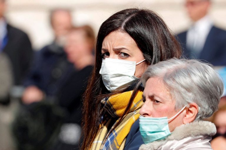 Checos y checas insisten: «Máscaras para detener el coronavirus»