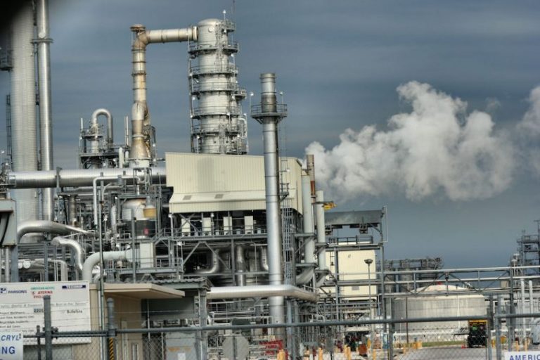 La Secretarìa de Energia exije a las empresas petroleras informar y controlar sus emisiones de carbono
