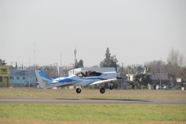 La Fuerza Aérea contrató con FAdeA para desarrollar y producir en serie el IA-100B «Malvina». Comentamos