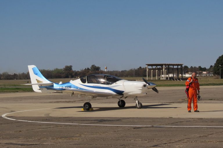 Avión IA-100 «Malvina»: lo bancan los jubilados