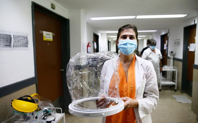 En hospitales argentinos reducen con un «casco» el uso de camas de terapia intensiva