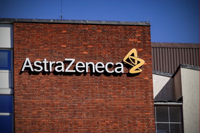 AstraZeneca suspende las pruebas de su vacuna, por reacción adversa en un participante en Inglaterra