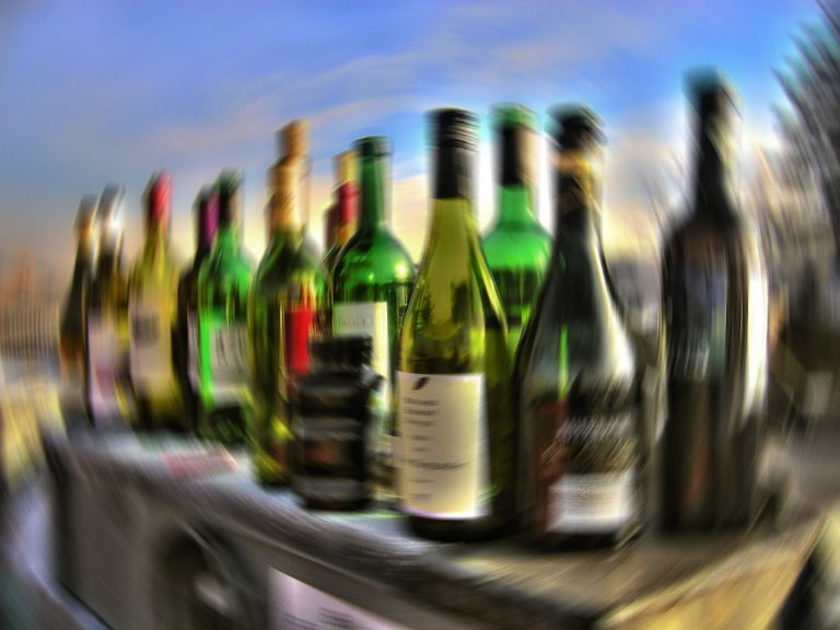 Casi la mitad de los adultos admite que creció su consumo de alcohol durante la cuarentena