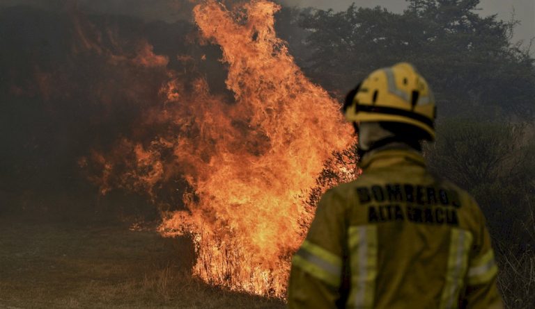 Siguen los incendios en 14 provincias argentinas