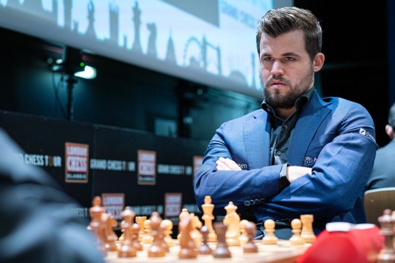 Gambito de ajedrez: desde hace 7 años un joven noruego es campeón mundial