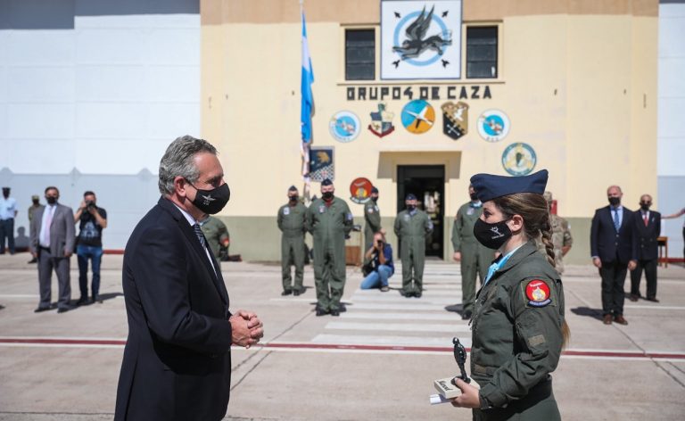 Egresó de la escuela de aviación la primera argentina piloto de combate