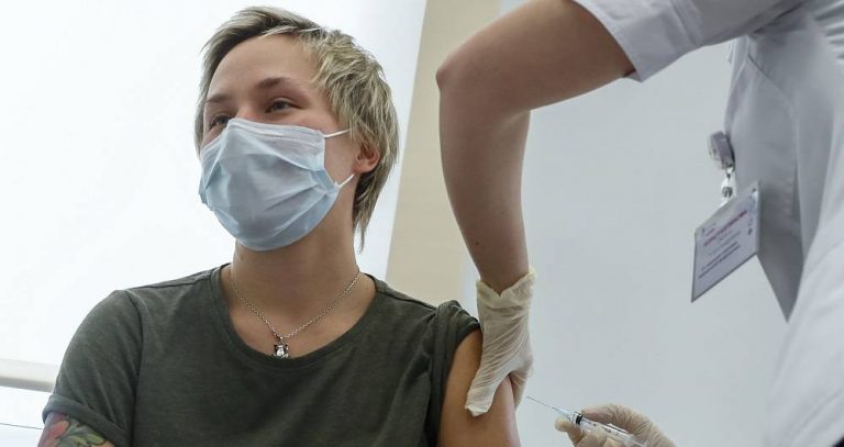 La humanidad contraataca: comenzó una vacunación masiva contra el covid en Moscú