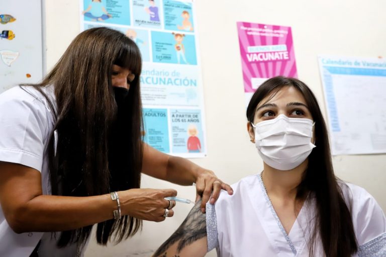 Comenzó la vacunación contra el covid en Argentina