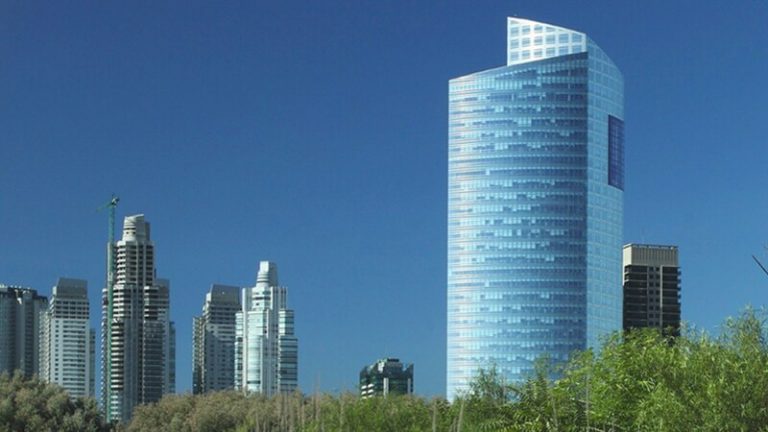 YPF pone en venta la Torre Pelli, ícono de Puerto Madero ¿Quiénes comprarán edificios de oficinas?