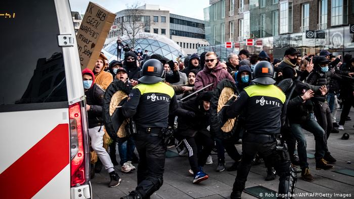 En Holanda la policía dispersó protestas contra el toque de queda por el covid