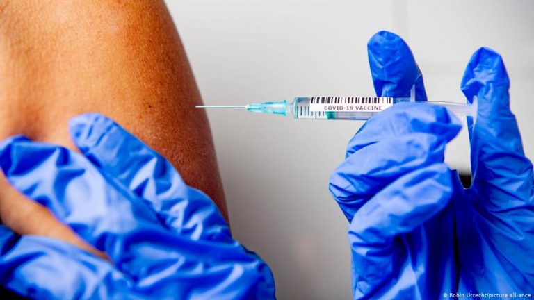 Riesgos y efectos secundarios de las vacunas contra el covid