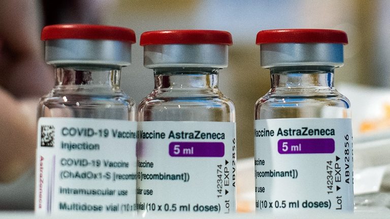 La Organización Mundial de la Salud aprobó el uso de emergencia de la vacuna de AstraZeneca
