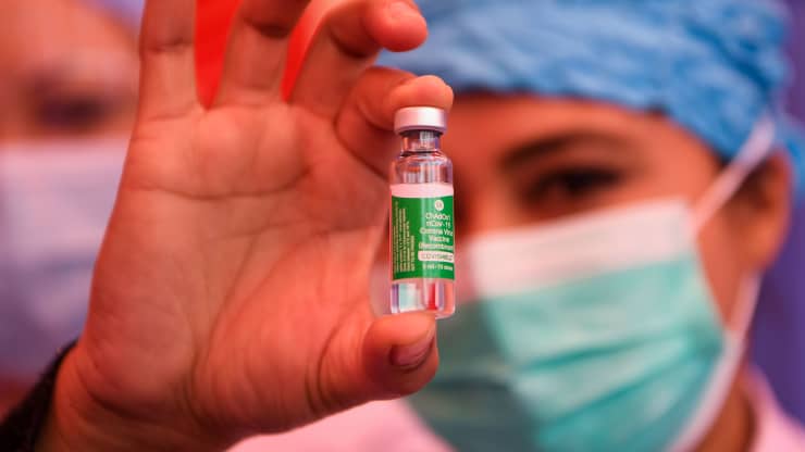 Novedades de la vacuna de Oxford: puede, y debe, espaciarse tres meses